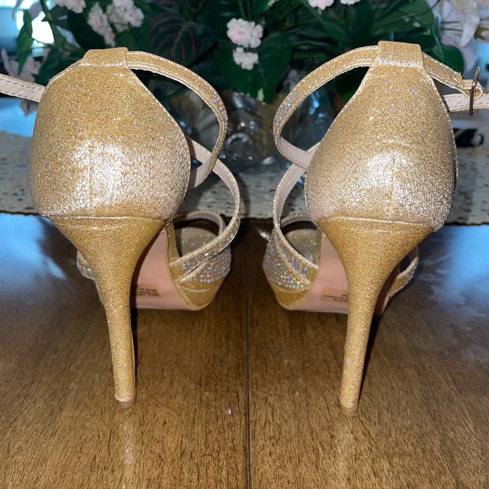 Women’s Gold High Heel Pumps Size 7.5 Elegant Party Holiday Dress Shoes - Picture 5 of 6